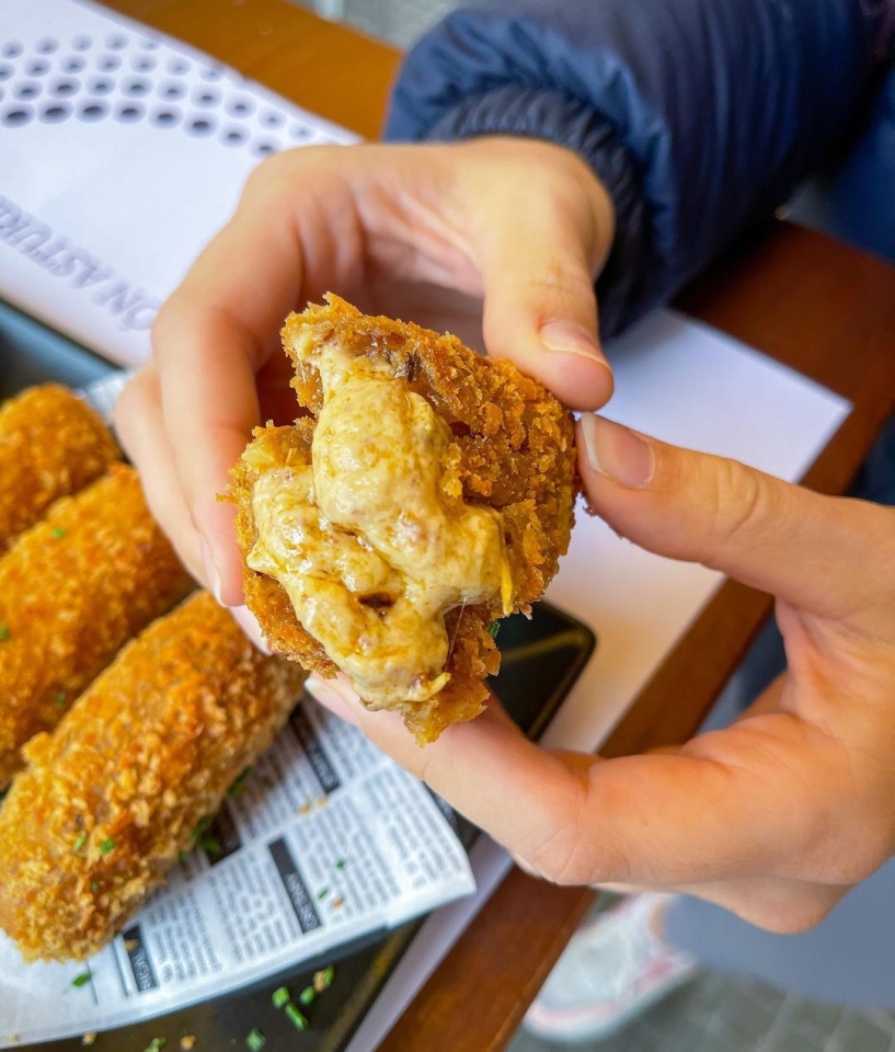 Croqueta de morcilla, fabada o cabrales ¿Con cuál te quedas?🔥 Con nuestro empanado de panko súper crujiente y un interior súper cremoso y lleno de sabor ¡IRRESISTIBLES!🤤 #kchopoelprat 🥩 #comidaasturiana #restauranteasturiano #elprat #elpratdellobregat #homemadefood #comidacasera #comidatradicional #asturias #morcilla #fabada #fabadaasturiana #cabrales #quesocabrales #croquetas #croquetascaseras #croqueta #panko #croquetasdecocido