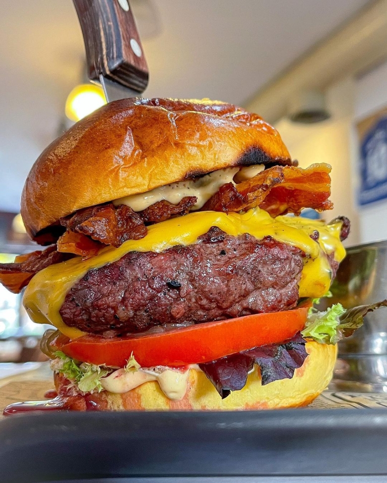 ¿Existe algo más perfecto?😍 Nuestra 𝐁𝐮𝐫𝐠𝐞𝐫 𝐊𝐜𝐡𝐨𝐩𝐨 🍔, clásica, la que nunca falla y que más tiempo lleva con nosotros🔥 #kchopoelprat 🥩 #kchopo #elprat #elpratdellobregat #burgerlover #hamburguesas #foodporn #foodgasm #cheese #cheeselover #queso #baconcheeseburger #cheeseburger #burgerdelmes #burgerofthemonth #burgerporn #hamburguesa #blackangus #dryaged #dryagedbeef #carnemadurada