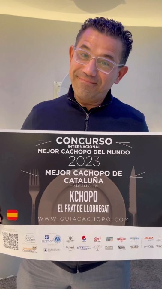 ¡¡ Ñ!! Enhorabuena a Ramon y a @kchopo_elprat por convertirse por segundo año consecutivo en el MEJOR CACHOPO DE CATALUÑA en la @guiacachopo Un año con muchísimos participantes con un gran nivel. ¡Felicitar a todos los participantes! Ramon presentaba un cachopo con ternera asturiana , dos quesos asturianos como son el Pria y Afuegal Pitu y un embutido como es el Chosco de Tineo ¡El año que viene más y mejor! Felicitar a @lateyasiero por convertirse en el MEJOR CACHOPO DEL MUNDO . ¡Ganas de probarlo! #fatnessoviedo #kchopo #kchopoelprat #guiacachopo #cachopo #cachopocasero #cachopoasturiano #cachopos #cachopolovers #comidaasturiana #asturias #oviedo #chosco #choscodetineo #pria #quesopria #afuegalpitu #quesosasturianos #comidatradicional