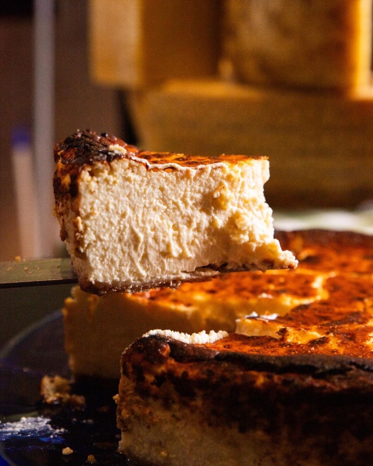 ¡Ú ! El evento de queso y vino organizado por @bn_grup y @fatnessuniverse donde lo vamos a petar Y por supuesto, que contaremos con las mejores tartas de queso de la ciudad como son las de @joncake.es o @lafundente además de las mías jeje 3-4 de noviembre LEstació de França Solo quedan 200 entradas #Kchopo #bngrup #bngruprestaurants #cheesyfest #tartasdequeso #cheesecake