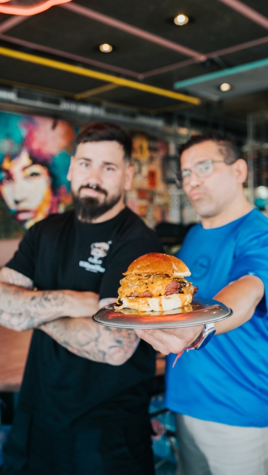 ¡ ! Este mes de mayo nos unimos a @williamsburg.madrid para traeros una burger súper especial que os va a flipar Junto a @empiezaporjota se nos ha ocurrido crear con: Pastrami Pepinillos Mostaza antigua Relish de cebolla Salsa Emy Pan brioche Disponible en Kchopo y en los locales de Williamsburg de Madrid ¿Qué os parece? #Kchopo #kchopoelprat #elpratdellobregat #williamsburgmadrid #pastrami #pastramisandwich #pastramilovers